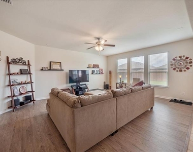 1104 Genola Drive - Photo Thumbnail 9