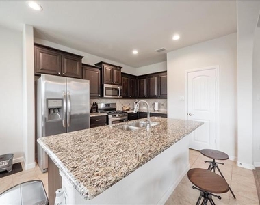 1104 Genola Drive - Photo Thumbnail 5