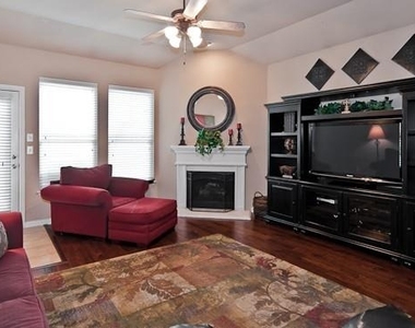 10137 Sanden Drive - Photo Thumbnail 4
