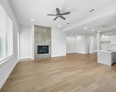 826 Marathon Court - Photo Thumbnail 2