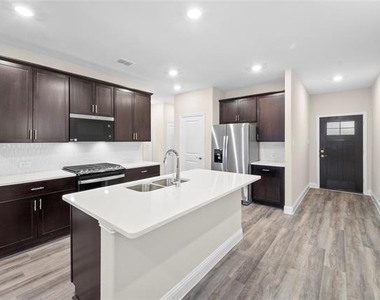 603 Hemingway Lane - Photo Thumbnail 6