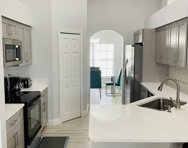 854 Sw Paar Drive - Photo Thumbnail 7
