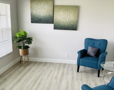 854 Sw Paar Drive - Photo Thumbnail 2