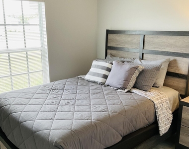 854 Sw Paar Drive - Photo Thumbnail 15