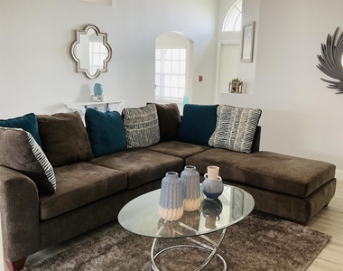 854 Sw Paar Drive - Photo Thumbnail 3