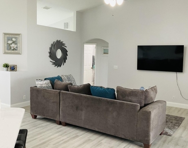 854 Sw Paar Drive - Photo Thumbnail 4