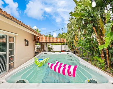 3240 Spanish River Drive - Photo Thumbnail 2