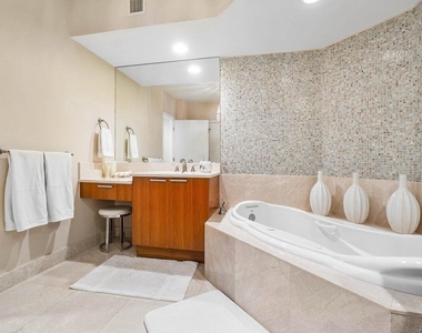 2650 Lake Shore Drive - Photo Thumbnail 21