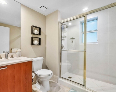 2650 Lake Shore Drive - Photo Thumbnail 25