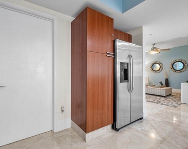 2650 Lake Shore Drive - Photo Thumbnail 15