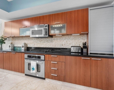 2650 Lake Shore Drive - Photo Thumbnail 12