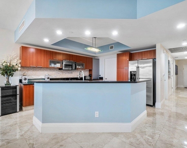 2650 Lake Shore Drive - Photo Thumbnail 7