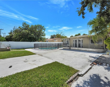 1721 N 16th Court - Photo Thumbnail 18