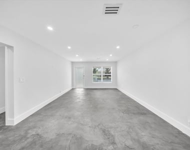 1721 N 16th Court - Photo Thumbnail 9