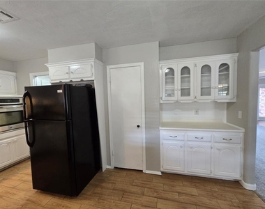 4825 Eric Drive - Photo Thumbnail 7
