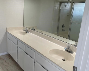 216 E Newmark - Photo Thumbnail 4