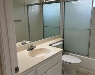 216 E Newmark - Photo Thumbnail 5