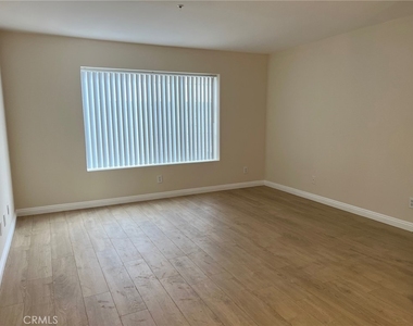 216 E Newmark - Photo Thumbnail 3