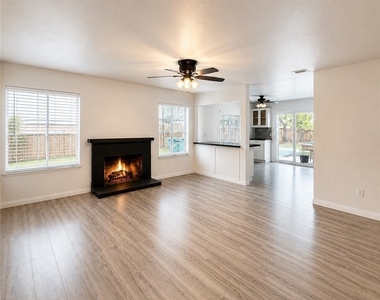 2652 S Arcadian Shores - Photo Thumbnail 4