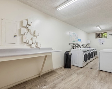 1735 N Fuller Avenue - Photo Thumbnail 6