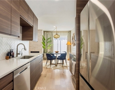 1735 N Fuller Avenue - Photo Thumbnail 2