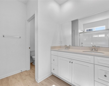 4688 Florence - Photo Thumbnail 12