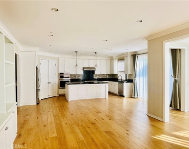 102 Chestnut Grove - Photo Thumbnail 4