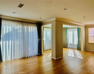 102 Chestnut Grove - Photo Thumbnail 2