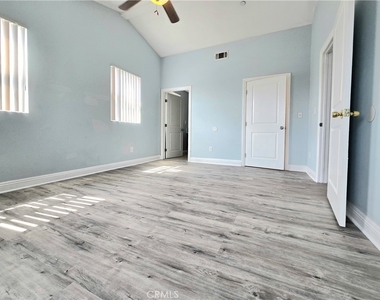 715 W 58th - Photo Thumbnail 4