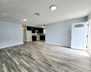 715 W 58th - Photo Thumbnail 12