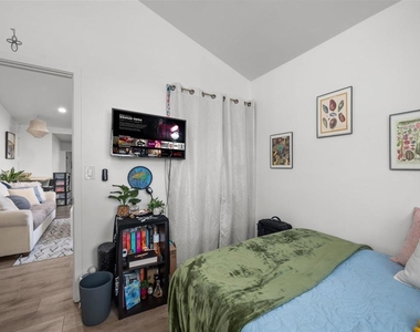 5371 Saxon Street - Photo Thumbnail 7
