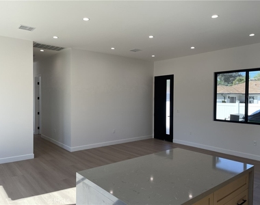 9626 Stonehurst Avenue - Photo Thumbnail 6