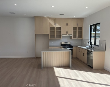 9626 Stonehurst Avenue - Photo Thumbnail 2