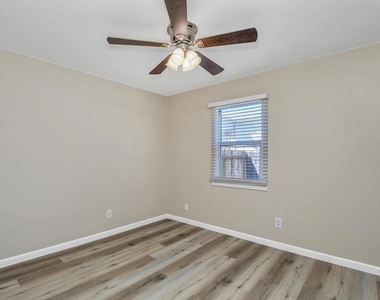 612 W 15th St - Photo Thumbnail 16