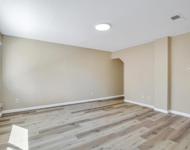 612 W 15th St - Photo Thumbnail 3