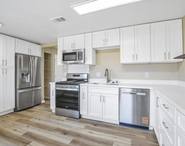 612 W 15th St - Photo Thumbnail 4