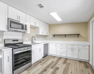 612 W 15th St - Photo Thumbnail 9