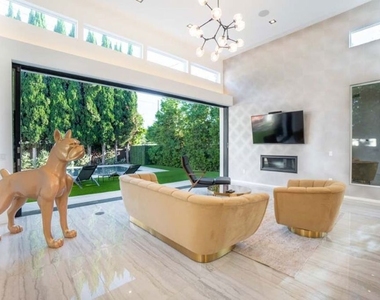11658 Morrison Street - Photo Thumbnail 5