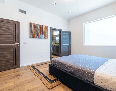11658 Morrison Street - Photo Thumbnail 17
