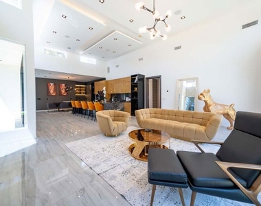 11658 Morrison Street - Photo Thumbnail 10