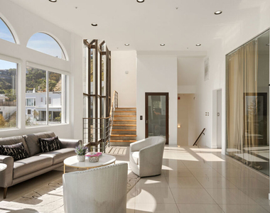 8435 Franklin Avenue - Photo Thumbnail 3