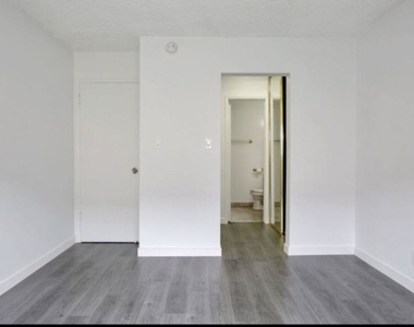 855 Victor Avenue - Photo Thumbnail 7