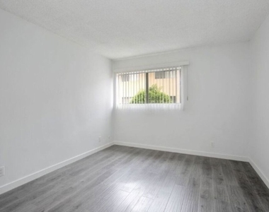 855 Victor Avenue - Photo Thumbnail 8