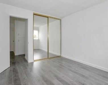 855 Victor Avenue - Photo Thumbnail 9