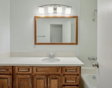 855 Victor Avenue - Photo Thumbnail 10