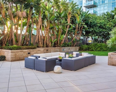 13650 Marina Pointe Drive - Photo Thumbnail 48