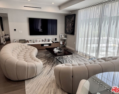 1017 N Croft Avenue - Photo Thumbnail 5