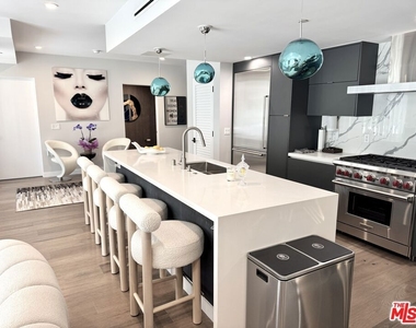 1017 N Croft Avenue - Photo Thumbnail 7