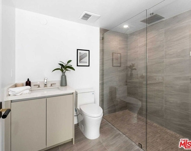 1017 N Croft Avenue - Photo Thumbnail 17