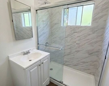 1833 S St Andrews Place - Photo Thumbnail 5